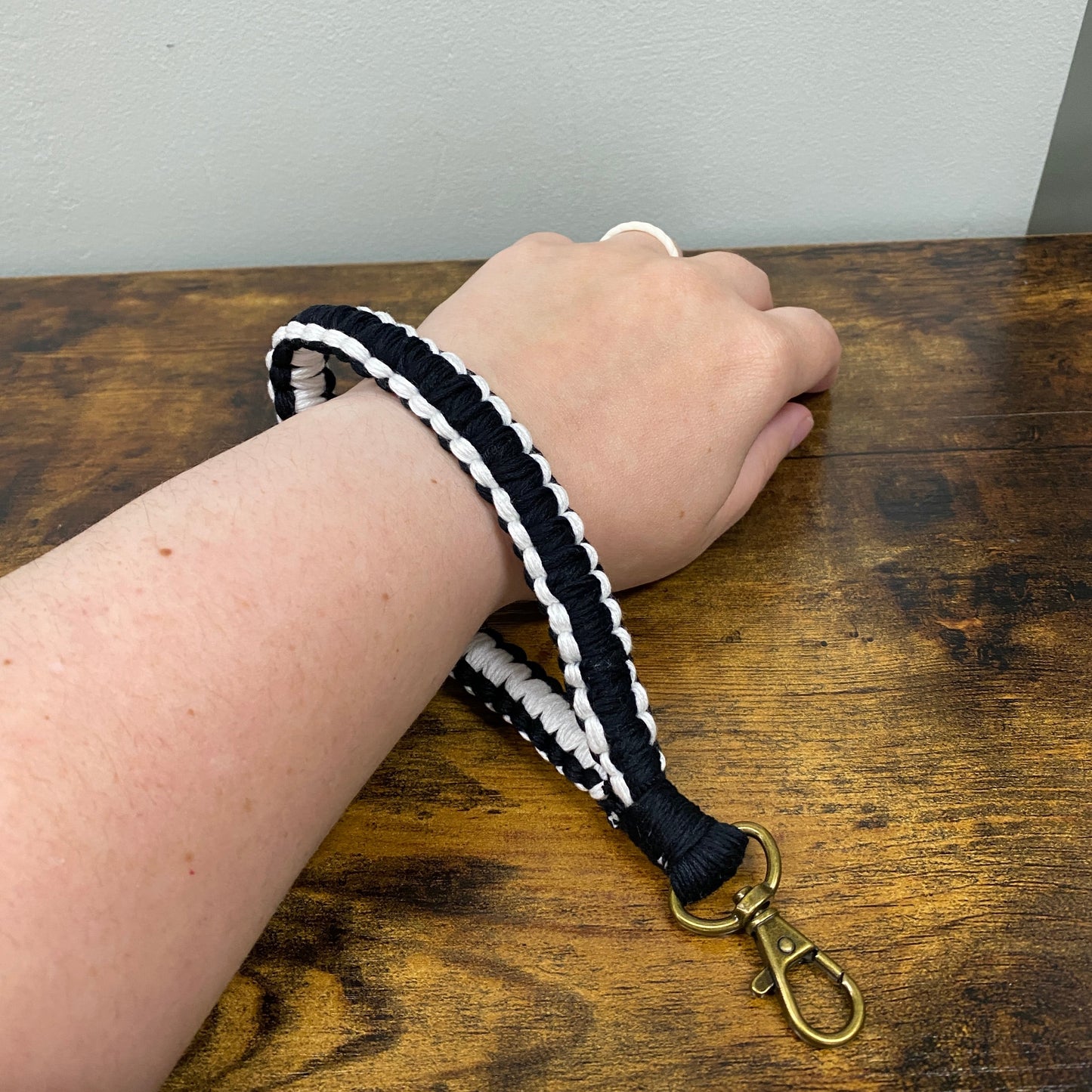 Keychain - Macrame Bracelet - White Side Stripe